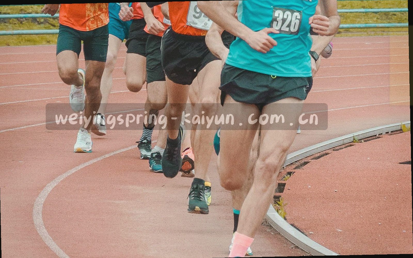 麻将、扑克、象棋残局与电玩桌台四类玩法卡片按类别分成四组平铺俯拍
